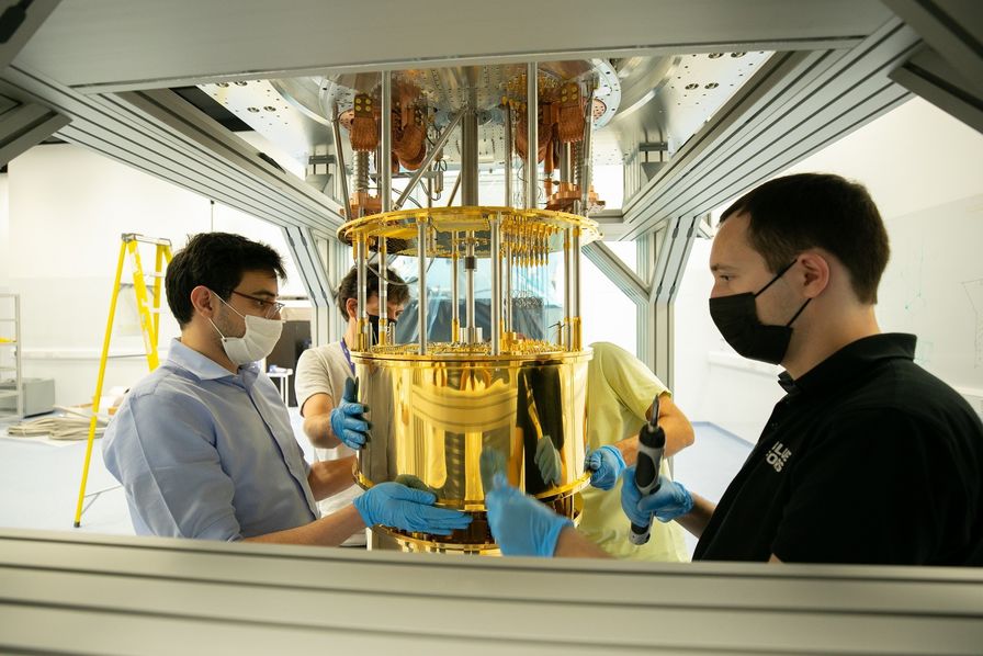 Portraits d’étudiants et de chercheurs en laboratoire.