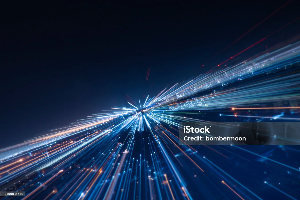 Illustration artistique d’un faisceau de lumière traversant un circuit, symbolisant la transition de l’électronique à la photonique.